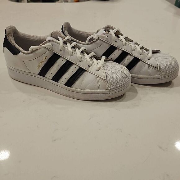 Adidas Superstar. Youth size 6. - Picture 4 of 8